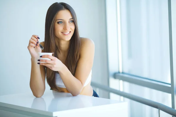 Porträtt av leende kvinna äta Yoghurt — Stockfoto
