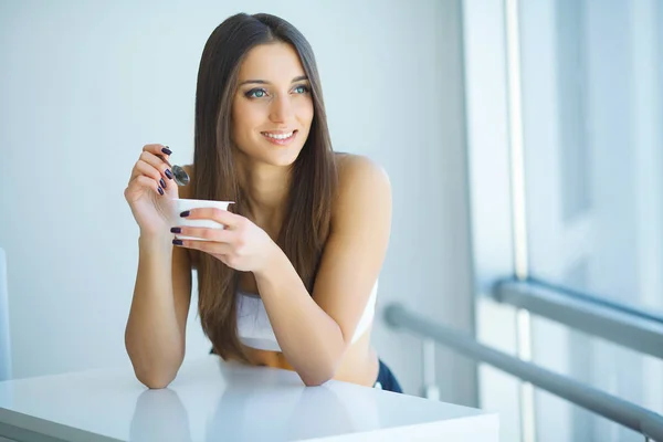 Ung vacker kvinna äta yoghurt — Stockfoto