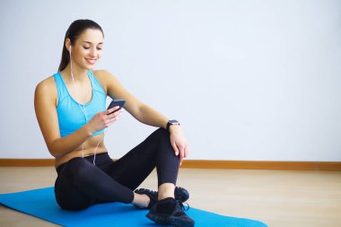 Pratik yoga, Wild Thing, Flip-köpek exer yapıyor genç kadın