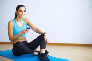 Pratik yoga, Wild Thing, Flip-köpek exer yapıyor genç kadın