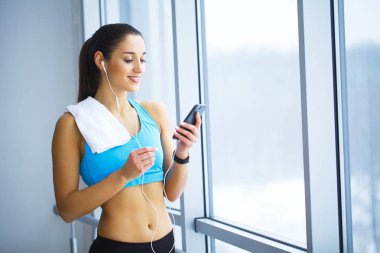 Güzel ve genç birbayan dinlenme ve spor salonunda içme suyu