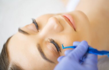 Kadın gözü ile uzun kirpiklerini. Kirpikleri, yakın çekim, seçilen odak.