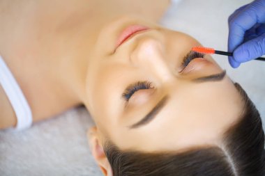 Güzellik konsepti. Kirpik uzatma işlemi