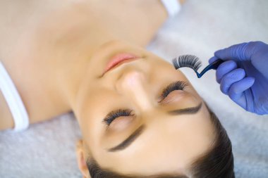 Kadın gözü ile uzun kirpiklerini. Kirpikleri, yakın çekim, seçilen odak.