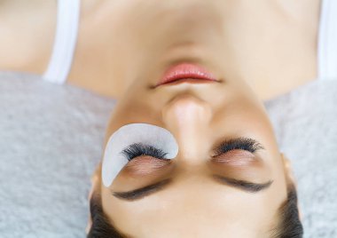 Güzellik konsepti. Kirpik uzatma işlemi