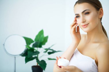 Güzellik Cilt Bakımı. Güzel kadın kozmetik yüz kremi uygulama