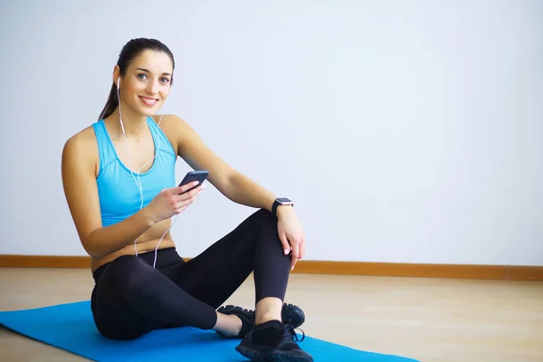 Vue latérale de la femme en forme faisant l'exercice de base de planche . — Photo