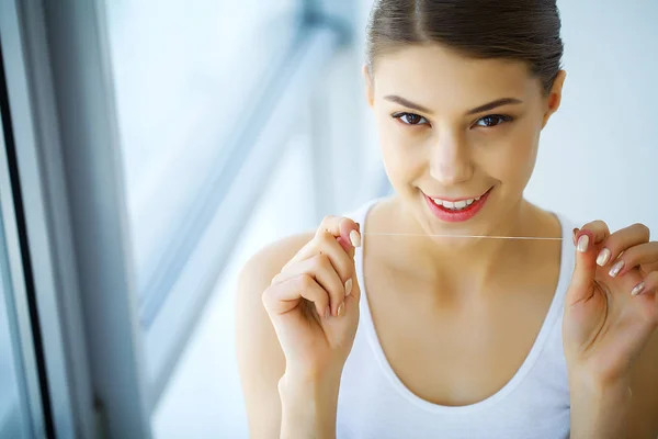 Cuidados dentários. Mulher com sorriso bonito usando o Floss para dentes. H — Fotografia de Stock