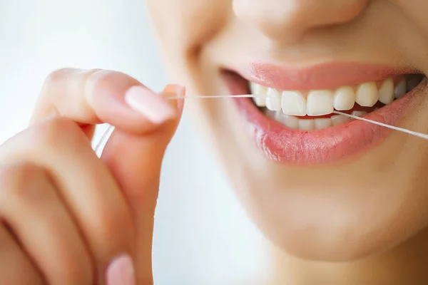 Perawatan Gigi. Wanita dengan senyum yang indah menggunakan Floss For Teeth. H — Stok Foto