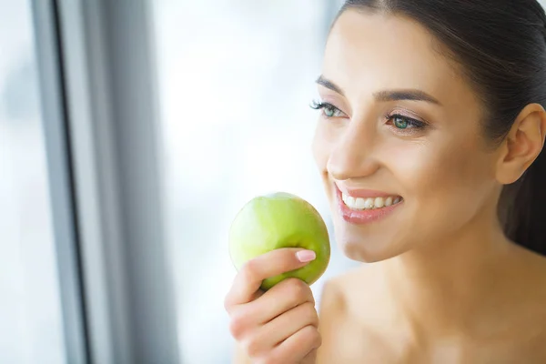 Kvinna med Apple. Vacker flicka med vitt leende, friska tänder — Stockfoto