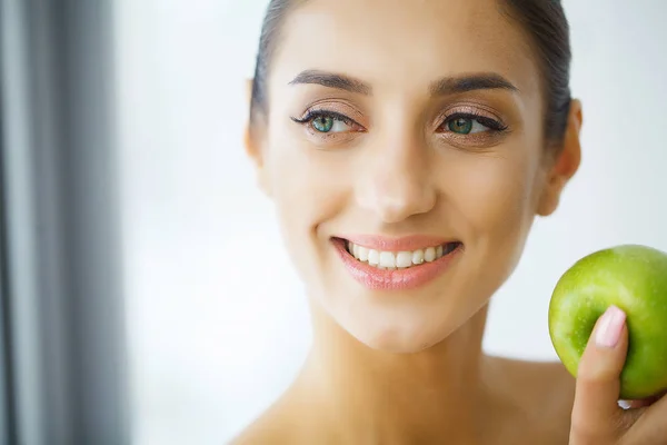 Vrouw met appel. Mooi meisje met witte glimlach, gezond gebit — Stockfoto