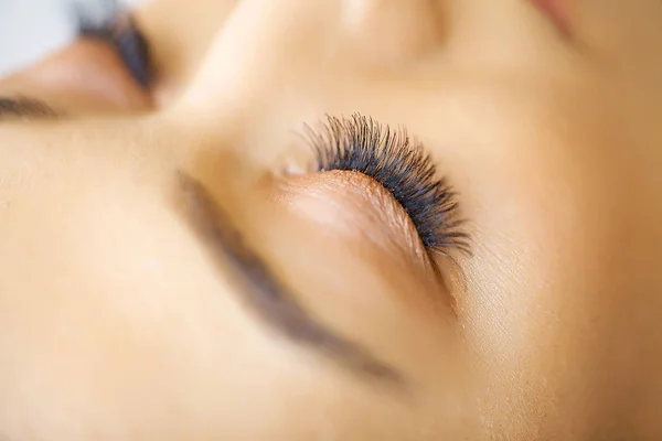 Ojo de mujer con pestañas largas. Extensión de pestañas — Foto de Stock