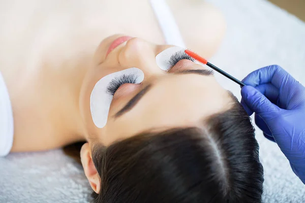 Ojo de mujer con pestañas largas. pestañas, primer plano, enfoque seleccionado . — Foto de Stock