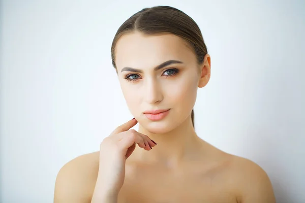 Mooi gezicht van jonge vrouw met gezondheid frisse huid — Stockfoto