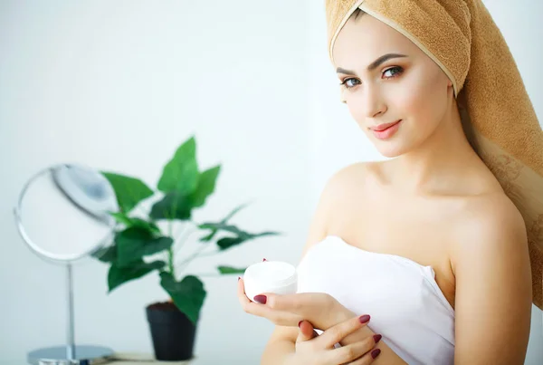 Uroda Pielęgnacja skóry. Piękna kobieta, stosując krem kosmetyczny twarzy — Zdjęcie stockowe