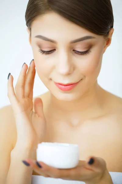 Schönheit Gesichtspflege. Frau cremt Haut ein. — Stockfoto
