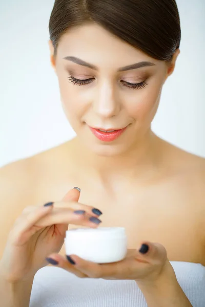 De zorg van de huid van de schoonheid. Mooie vrouw toepassing van cosmetische gezichtscrème — Stockfoto