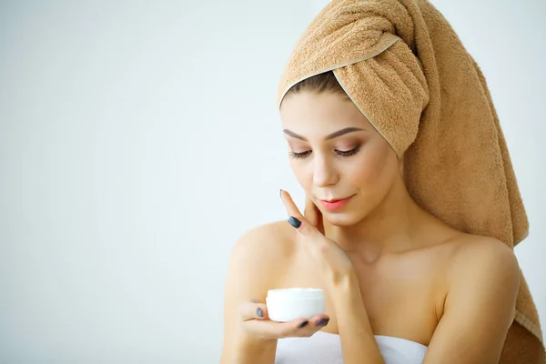 Uroda Pielęgnacja skóry. Piękna kobieta, stosując krem kosmetyczny twarzy — Zdjęcie stockowe