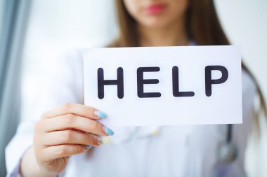 Yazıt yardım ile kağıt tutan eller