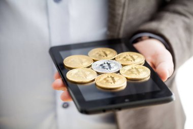 Tablet düğmesini bitcoin basarak işadamı
