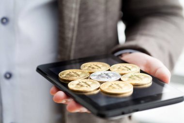 Tablet düğmesini bitcoin basarak işadamı