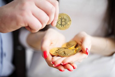İşadamı mevcut bir bitcoin - Bitcoin büyüme kavramı (yeni virt