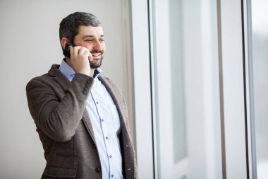 İşadamı mevcut bir bitcoin - Bitcoin büyüme kavramı (yeni virt