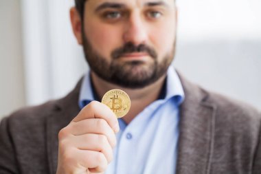 Adam bitcoins ofisinde tutuyor