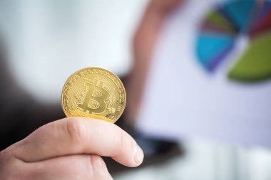 Adam bitcoins ofisinde tutuyor