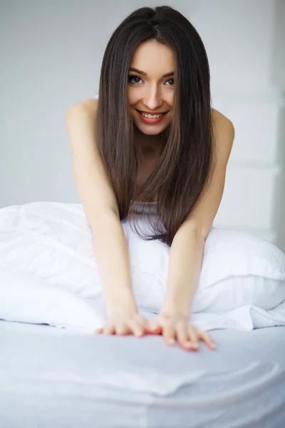 침대에 누워 있는 아름다운 여인 — 스톡 사진