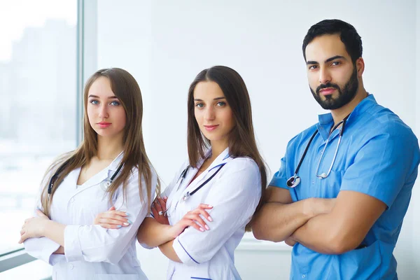 Portrait of medical team standing with arms crossed in hospital — Stock Photo, Image