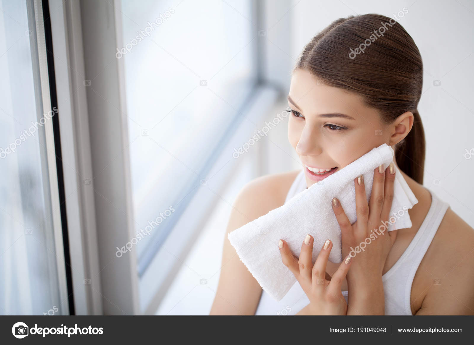 Чужим полотенцем. Девушка вытирает кожу полотенцем. Женщина с мягким полотенцем. Чужое полотенце. Woman face Towel.