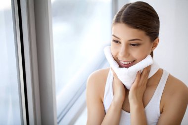 Yüz cilt temizliği. Güzel mutlu gülümseyerek closeup portresi 