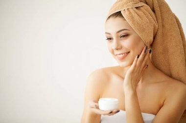 Açık cilt ve havlu ile genç Spa modeli. Güzel kadın A