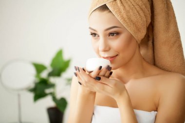 Açık cilt ve havlu ile genç Spa modeli. Güzel kadın A