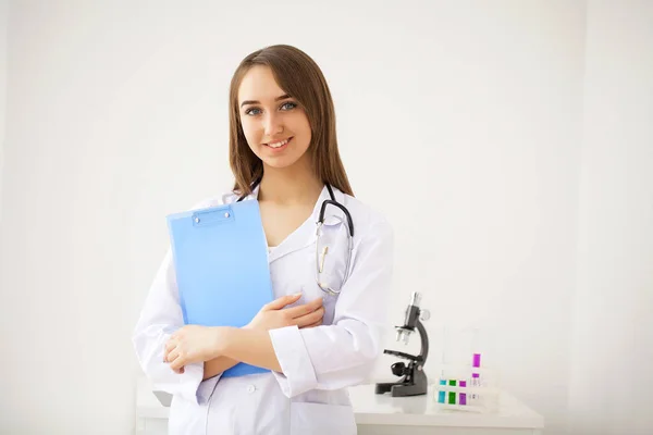 Portrait of young doctor standing in medical office — Stock Photo, Image