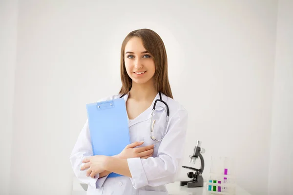 Portrait of young doctor standing in medical office — Stock Photo, Image