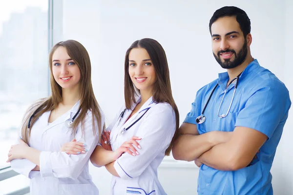 Portrait of group of smiling hospital colleagues standing togeth — Stock Photo, Image