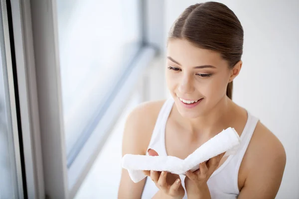 Mycie twarzy. Zbliżenie szczęśliwą kobietą suszenia skóry ręcznikiem. Hig — Zdjęcie stockowe
