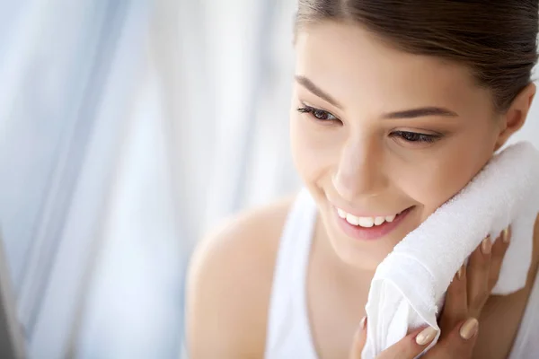 Gezicht wassen. Close-up van gelukkige vrouw huid met handdoek drogen. Hig — Stockfoto