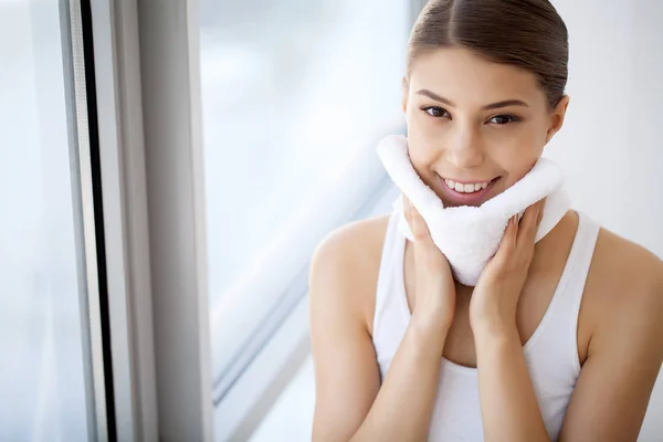 Lavagem facial. Fechar a pele de secagem feliz da mulher com toalha. Hig. — Fotografia de Stock