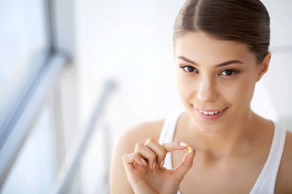 Vacker kvinna mun håller piller för tänder. Flicka med Vitami — Stockfoto