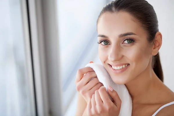Yüz yıkama. Mutlu kadın cilt havlu ile kurutma closeup. Hig — Stok fotoğraf