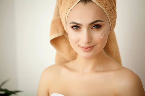 Cuidado de la piel. Estudio de la foto de la hermosa joven aplicación de humedad — Foto de Stock