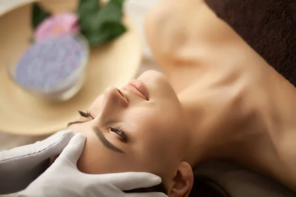 Spa. Hermosa joven recibiendo un tratamiento facial en Beauty Sa — Foto de Stock