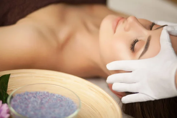 Spa. Kobieta korzystających z twarzy masaż anty-aging — Zdjęcie stockowe