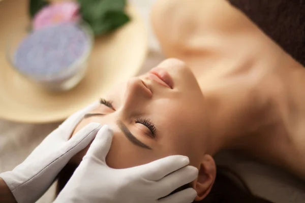 Spa. Beautiful Young Woman Getting a Face Treatment at Beauty Sa — Stock Photo, Image