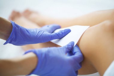 bir kadının bacak ağda güzellik uzmanı