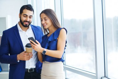 İşadamı kadın iş arkadaşı veya Office müşteri ile