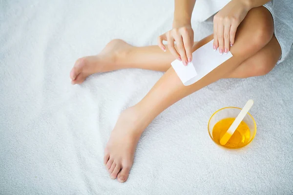 Sugaring: epilation with liquate sugar at legs. — Stock Photo, Image